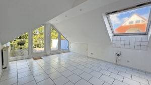 Küche mit Zugang zum Balkon