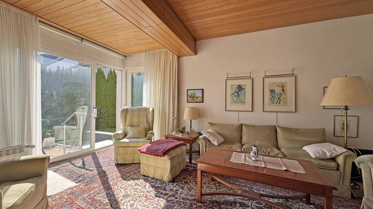 große Fensterflächen mit Blick in den Garten