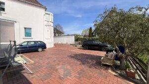 Gepflasterte Zufahrt