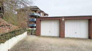 zugehörige Garage (rechts)