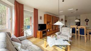 Wohnzimmer mit Zugang zum Balkon