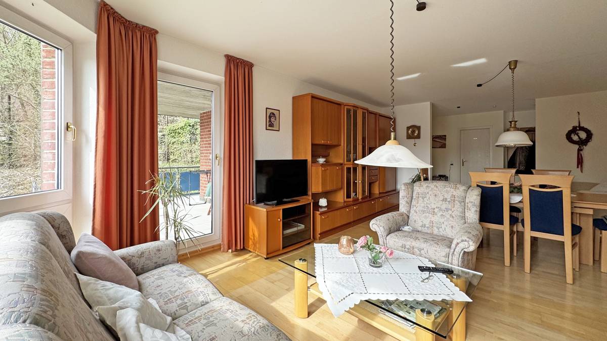 Wohnzimmer mit Zugang zum Balkon