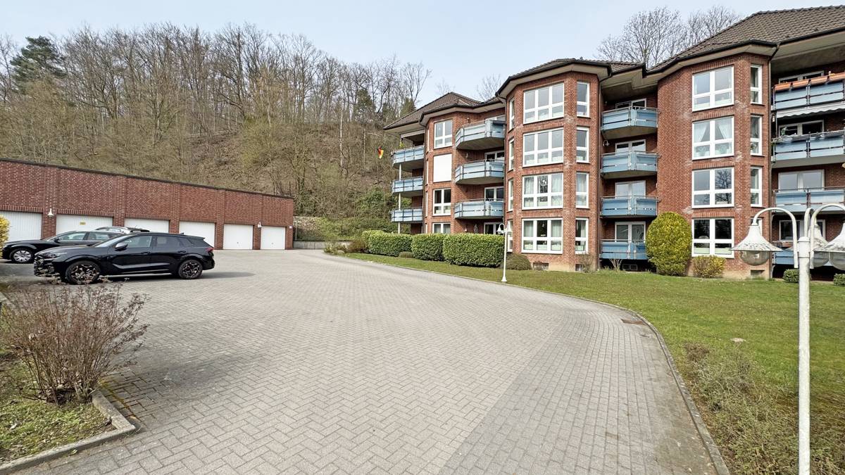 Zufahrt mit Stellplätzen