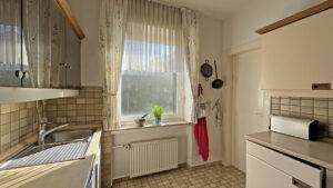 Küche mit Hauswirtschaftsraum