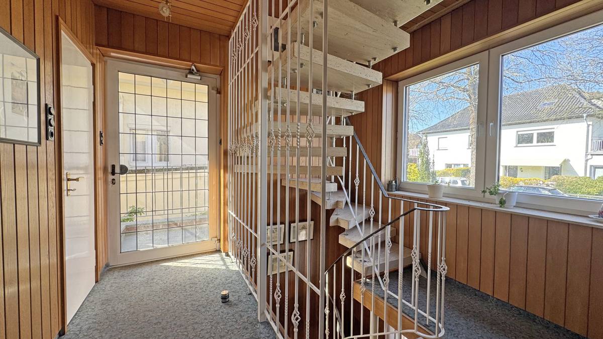Eingangsbereich mit offener Treppe