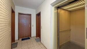 Flur vor Wohnung (linke Hauseingangstür)