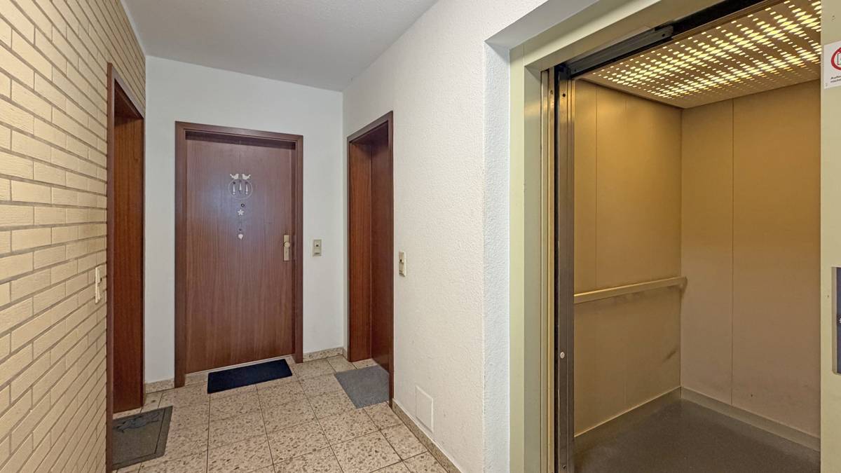 Flur vor Wohnung (linke Hauseingangstür)