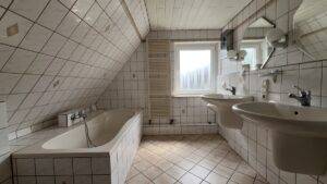 Badezimmer - Dachgeschoss (2)