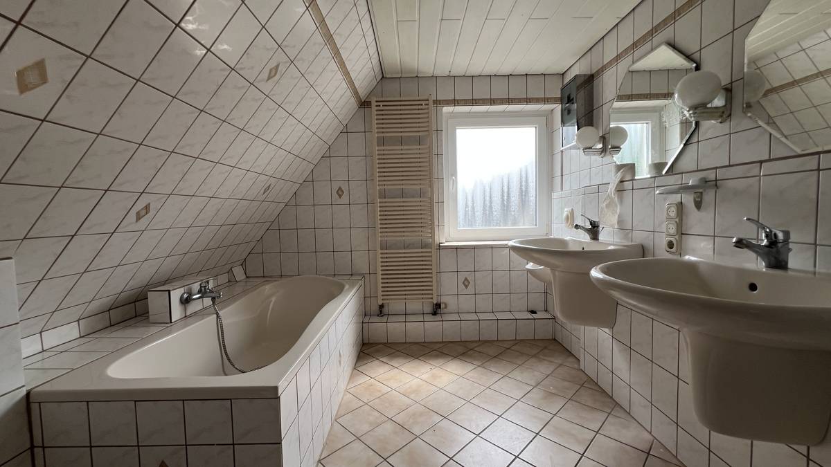 Badezimmer - Dachgeschoss (2)