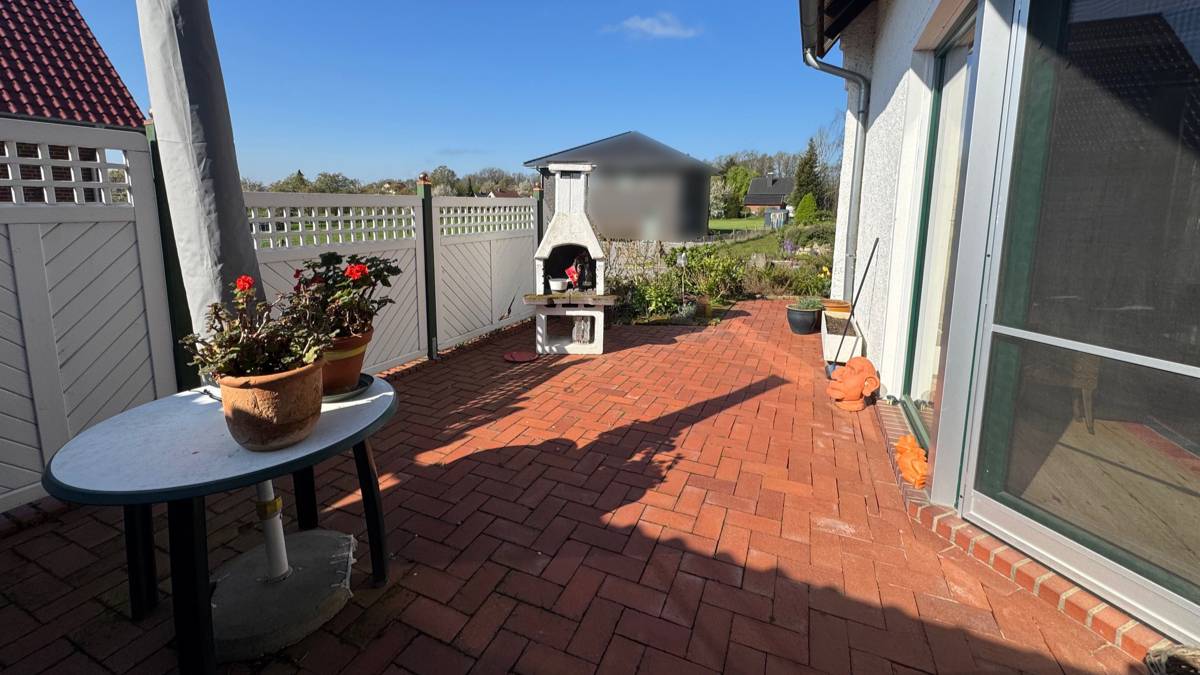 Seitliche Terrasse