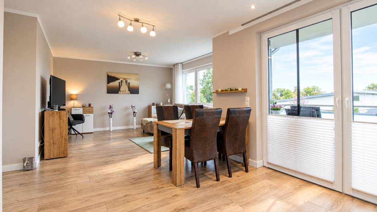 Helles modernes Wohn- und Esszimmer